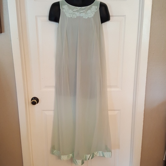 Vintage Other - Vintage Nightgown & Robe Set